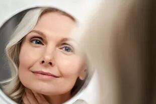 No sólo las mujeres mayores adoptan su cabello gris natural, sino que las generaciones más jóvenes se las están dejando a la vista