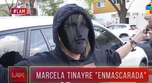 Marcela Tinayre dio una nota con una máscara puesta