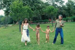 En familia durante unas vacaciones en Saint Tropez en 1977: Jane, Kate Barry, su primera hija, Serge y Charlotte Gainsbourg, la hija de la pareja.