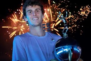 Juan Manuel Cerúndolo conquistó tres títulos Challenger: aquí, con el trofeo de Banja Luka, Bosnia. 