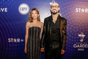 Abel Pintos y su esposa llegan a los Premios Gardel