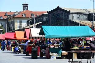 Se reanudó el ambiente típico del mercado de Porta Palazzo en Turín