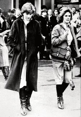 Lady Diana Spencer y Camilla Parker Bowles juntas en 1980, a la salida de un almuerzo juntas