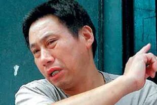 El comerciante chino Wang Zhao-He, en una imagen tomada 48 horas después del saqueo del que fue víctima y que lo hizo romper en llanto ante las cámaras de TV