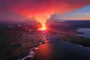 Las impactantes imágenes de cómo un río de lava destruyó casas en Islandia