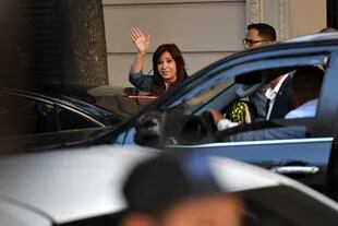 Cristina Kirchner, ayer, al partir rumbo al Senado