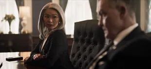 Hong Chau y Robert Patrick, dos de las grandes virtudes del thriller El agente nocturno (Netflix).