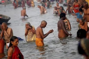 Devotos hindúes se bañan en el río Sangam, junto a la ciudad india de Alahabad, en 2013, durante el festival Maha Kumbh Mela, que se celebra cada 12 años