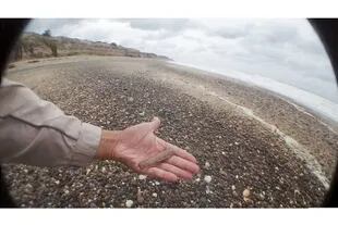 La mano de Walter Puebla con uno de los pecios hallados en las playas de Centinela del Mar