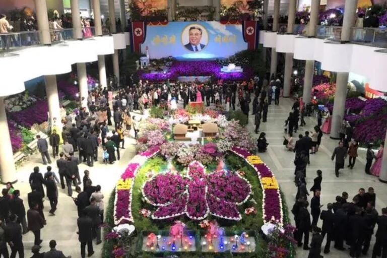 Les anniversaires du défunt dirigeant nord-coréen Kim Jong Un jouent un rôle important dans la fête nationale la plus importante de la Corée du Nord et des fleurs en sa mémoire.