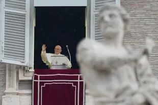 El papa Francisco ofrece la plegaria del Angelus desde una ventana con vistas a la Plaza de San Pedro del Vaticano, el domingo 9 de enero de 2022. (AP Foto/Gregorio Borgia)