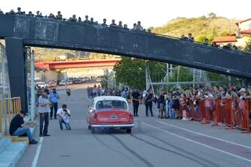 Bastante público siguió la largada simbólica en el autódromo semipermanente de Potrero de los Funes, en este caso, mirando al Borgward Isella de 1956 de Juan y Carlos Adam.