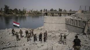 Las fuerzas especiales iraquíes celebraban ayer su llegada a las márgenes del río Tigris, en Mosul