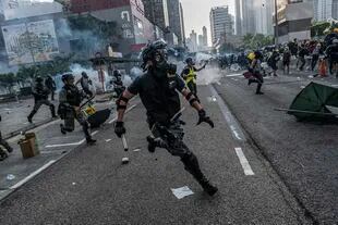 A primera vista, muchas de esas manifestaciones están vinculadas por meros detalles tácticos. Las semanas de inclemente desobediencia civil en Hong Kong, por ejemplo, parecen haber marcado el modelo de abordaje confrontativo que se diseminó en demandas políticas y económicas sumamente diversas.
