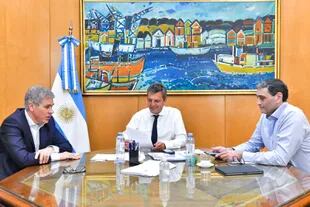 El ministro de Economía, Sergio Massa, mantuvo un encuentro de trabajo con el presidente de YPF, Pablo González, y el CEO de la petrolera, Pablo Luliano