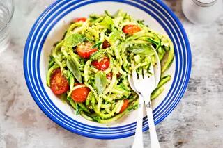 Fideos de zapallito largo con salsa cremosa de palta