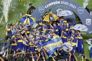 El plantel de Boca celebra el título N° 70 de su historia