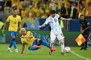 Lionel Messi y Richarlison luchan por la pelota durante la final de Copa América entre Argentina y Brasil