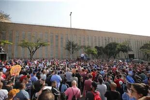 El lanzamiento de la campaña de Lula da Silva frente a la fábrica de Volkswagen, en Sao Bernardo do Campo, el 16 de agosto pasado. (Paulo Lopes/Anadolu Agency via Getty Images)