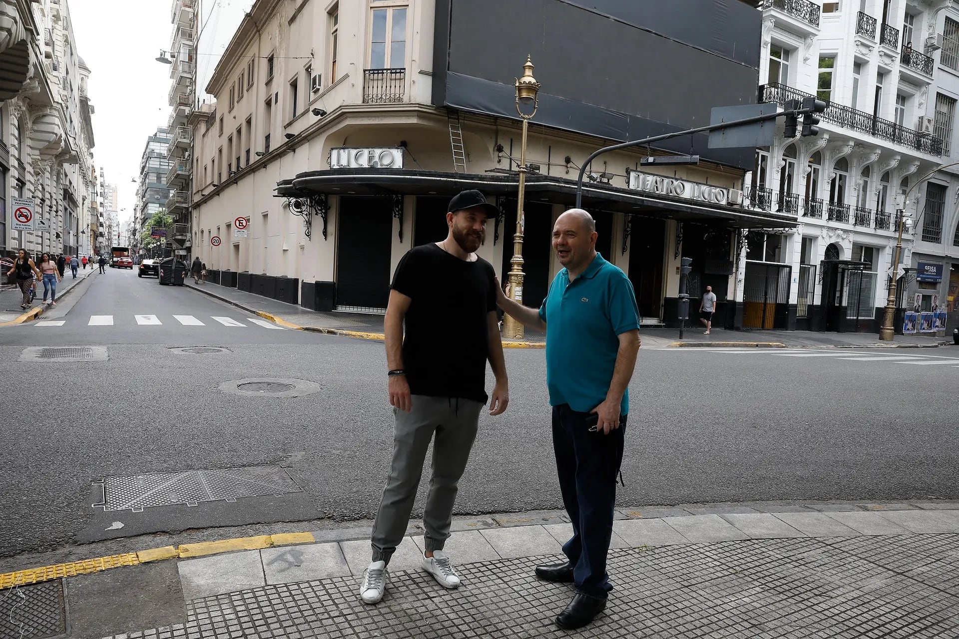 Carlos y Tomás Rottemberg frente a la sala del Liceo, la joya porteña que cumplirá 150 años