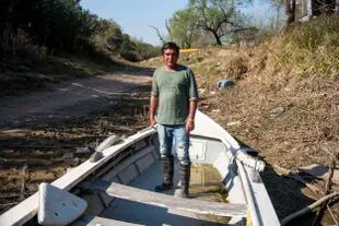 Cristian Garate, pescador de El Espinillo, tiene que caminar varios cientos de metros desde su casa para poder llegar al canal que usa para moverse en su lancha