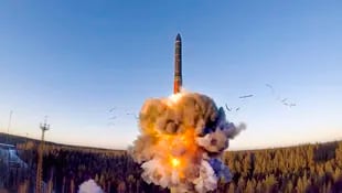 FILE - In questa foto di file da un video rilasciato dal servizio stampa del Ministero della Difesa russo mercoledì 9 dicembre 2020, un missile si solleva da un sistema missilistico nell'ambito di un test ICBM presso una struttura del Ministero della Difesa russo.  Plesetsk, nella Russia nordoccidentale.  Un cane da guardia svedese ha dichiarato di aspettarsi un aumento degli arsenali nucleari globali nei prossimi anni, dopo anni di declino seguiti alla fine della Guerra Fredda.  (servizio stampa del Ministero della Difesa russo tramite AP, file)