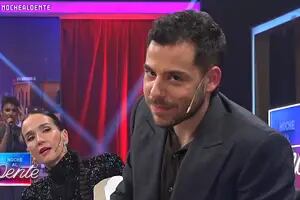El palito de Fer Dente para Marcela Tinayre durante su entrevista con Natalia Oreiro