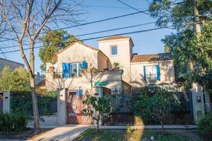El frente de la casa, de estilo español, con postigos pintados en turquesa y un portón de hierro forjado en rojo. Un cartel de chapa que dice “Fin Camino” da la bienvenida. 