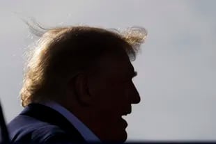 Ex-Präsident Donald Trump nahm kurz seinen roten Hut ab und der Wind frischte auf