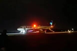 132 pasajeros evacuaron un avión después de que las azafatas gritaran que “iba a explotar”