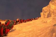 El impactante atasco de alpinistas en una de las montañas más altas del mundo