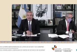 Alberto Fernández y el excanciller Felipe Solá durante la Cumbre Iberoamericana de 2020