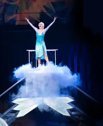 Una de las destacadas patinadoras de Disney on ice, en la piel de Elsa sobre una estructura que pesa más de una tonelada