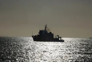 La lucha es desigual: el Derbes es una de las cinco embarcaciones que patrullan el área de la Zona Económica Exclusiva (ZEE) argentina, contra la acción depredadora de la flota extranjera