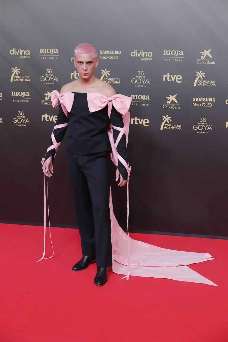 Eduardo Casanova en la alfombra roja de los Premios Goya 2022