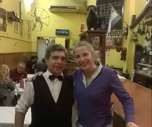 Uno de los camareros de La Tasca del Fosforito con Alejandra Darín