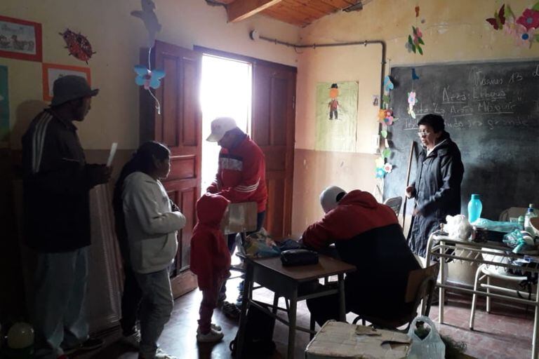 Atención médica y vacunación en la escuela de Los Cardones, Angastaco, Salta