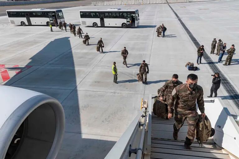 Soldados franceses abordan un avión en un lugar no revelado en Rumania, el jueves 3 de marzo de 2022