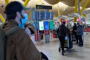 Varias personas en el aeropuerto Adolfo Suárez, Madrid-Barajas, a 5 de enero de 2022, en Madrid