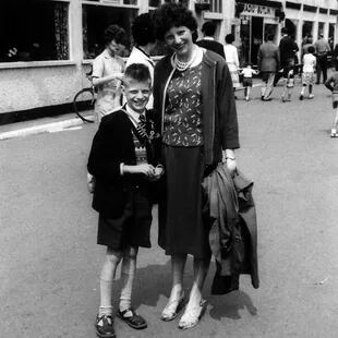 Steve, con 10 años, junto a su madre, Dorothy, alrededor de 1961.


