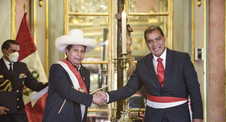 El presidente de Perú, Pedro Castillo, junto al ministro del Interior, Luis Barranzuela