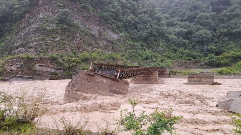 Se cayó un puente internacional que une a Salta con Bolivia