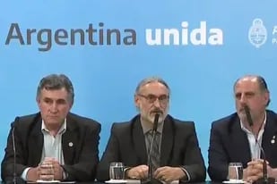 El ministro de Agricultura, Luis Basterra brindó una conferencia de prensa junto a los dirigentes de la Mesa de Enlace