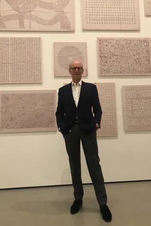 Glen Lowry, director del MoMA, con obras del artista León Ferrari en la sala de la colección permanente dedicada al arte latinoamericano