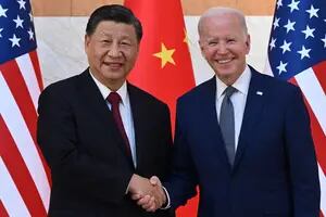 Cómo fue el primer cara a cara entre Biden y Xi en el momento de máxima tensión entre China y EE.UU.
