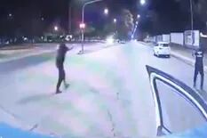 Un video muestra el momento en que dos policías disparan contra el auto en el que iba Blas Correas