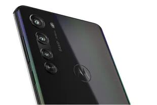El Motorola Edge uan cámara principal de 64 megapixeles, un zoom 2x de 8 megapixeles y un gran angular de 16 megapixeles que también sirve para fotos macro