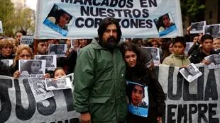 Los padres de Lucía Pérez durante una marcha en reclamo de justicia