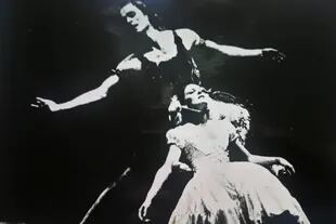 Liliana Belfiore y Rudolf Nureyev en El espectro de la rosa, por el entonces London Festival Ballet 