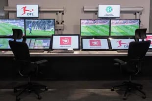 Una panorámica de la sala de VAR de la Bundesliga, torneo en el que el asistente tecnológico contribuyó a elevar el porcentaje de éxito en las decisiones de referato.